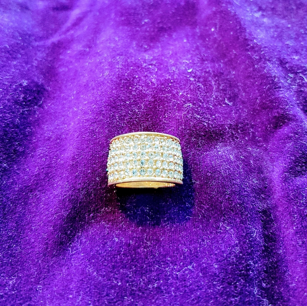 Gorgeous gold Black/white Rhinestone Ring